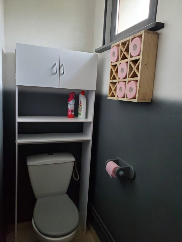 Porte papiers toilette "Morpion" en bois brut situation